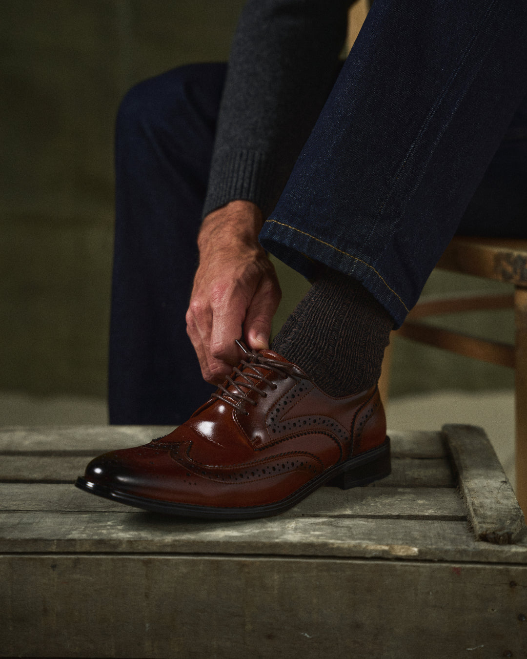 Elegant Leather Oxford Brogue Shoes for Women with Wingtip Lace Up Perforated Formal Style